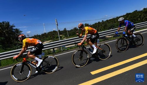 騎跡再啟航 第十五屆環(huán)海南島國(guó)際公路自行車賽鳴槍開賽