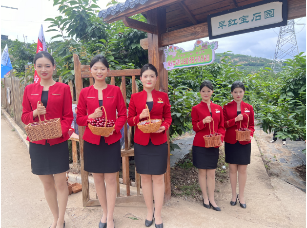 產(chǎn)業(yè)助力 龍馬先行——旅游學(xué)院“龍馬”會務(wù)隊以專業(yè)禮儀服務(wù)賦能產(chǎn)銷會